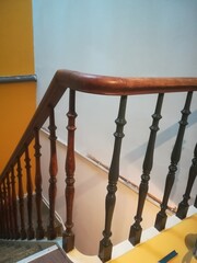 Rénovation et peinture d'une vieille cage d'escalier dans une maison de maître
