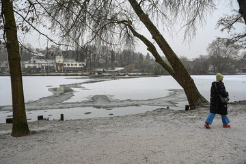 belgique Wallonie Genval Lac neige hiver promeneur