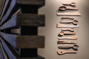 Restaurant cuisine outils bois cuillere spatule decoration horeca
