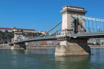Tableaux ronds sur aluminium brossé Széchenyi lánchíd Szechenyi Chain Bridge across Danube in Budapest, Hungary
