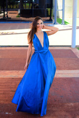 Hermosa mujer caucasica posando con elegante vestido en un dia de verano 
