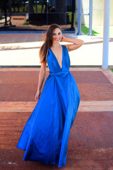 Hermosa mujer caucasica posando con elegante vestido en un dia de verano 