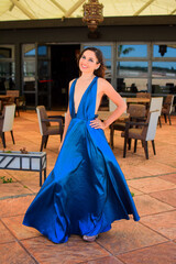 Hermosa mujer caucasica posando con elegante vestido en un dia de verano 