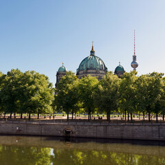 Berliner Dom und Berliner Fernsehturm in Richtung Museumsinsel © hkama