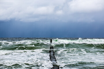 Morze bałtyckie w pochmurny dzień - obrazy, fototapety, plakaty