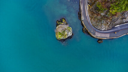 Obraz premium Top down view of Siwash Rock next to a bend in the seawall. Stanley Park, Vancouver, BC, Canada