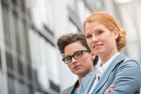 Portrait Businessfrauen im urbanen Umfeld, M&uuml;nchen, Deutschland