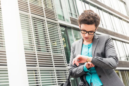 Businessfrau hat Zeitdruck im urbanen Umfeld, M&uuml;nchen, Deutschland