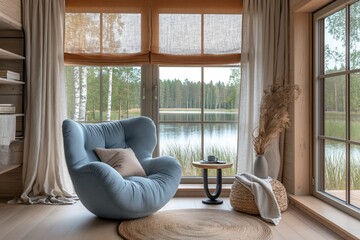 Salon lumineux et cosy avec canapé  et vue sur un lac / Bright and cosy living room with sofa and view of a lake