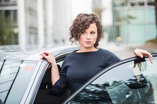 Businessfrau in Stadt mit Auto, M&uuml;nchen, Deutschland