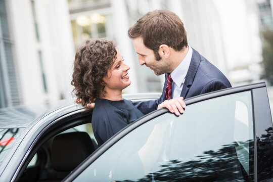 Businessleute in Stadt mit Auto, M&uuml;nchen, Deutschland