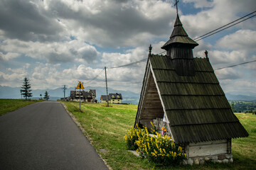 A roadside highlander chapel among the meadows