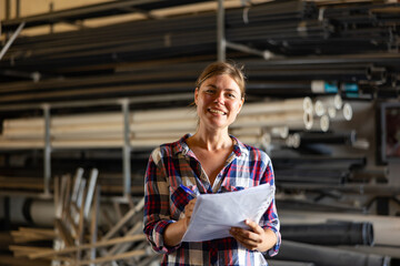 Obraz premium Woman supervisor checking quality of production at hardware store warehouse