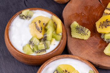 making creamy yogurt with kiwi fruit