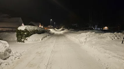 Fotobehang A nice winter road with snow banks © Eva Kongshavn