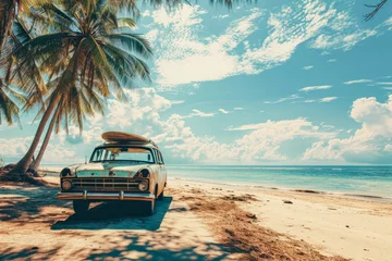 Photo sur Aluminium Voitures anciennes A vintage car parked with a surf on the roof on the tropical beach seaside