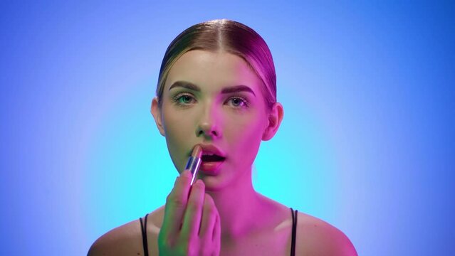 Nakładanie szminki na suta 