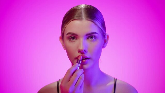 Dziewczyna szminkuje usta 