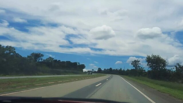 dirigindo pela rodovia na cidade de Paracatu, Estado de Minas Gerais, Brasil