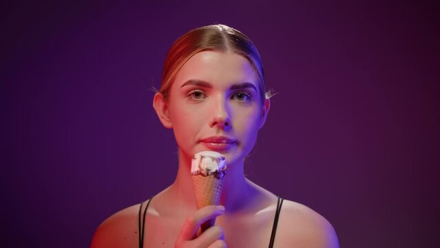 Dziewvzyna je loda smietankowego