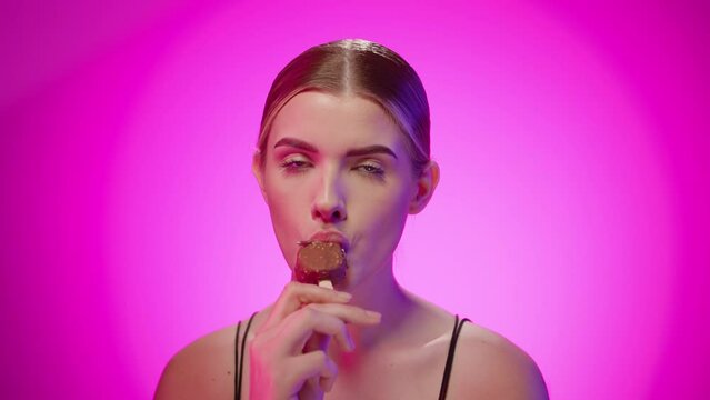 Dziewczyna je loda czekoladowego