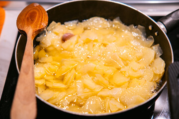 Patatas en aceite caliente para cocinar una tortilla española. Tortilla de patatas. e
