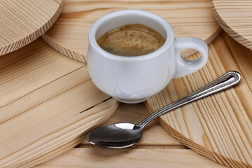 Crema di caffè espresso italiano con tazzina su sfondo in legno
