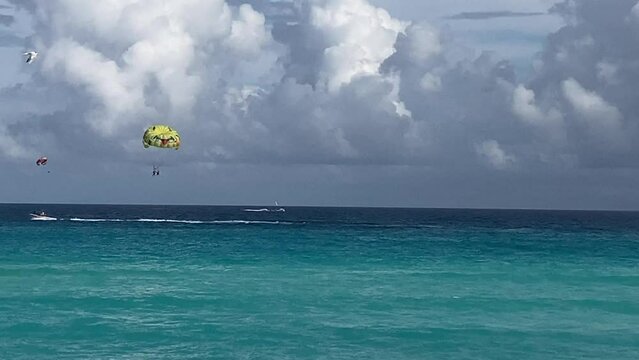 parasail in ocean