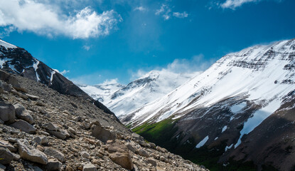 Naklejka premium snow covered mountains under clouds
