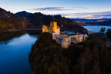Fototapeta na wymiar Historical view of Nedzica castle near Chorshtynskoe reservoir at twilight