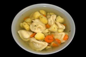 Pelmeni-Suppe/Eintopf mit Kartoffeln, Möhren und Zwiebeln.