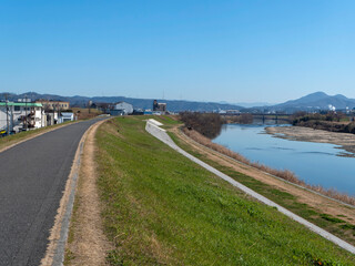 大阪を流れる大和川と街の風景