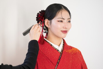 着物でメイクをされる女性とヘアメイクさん