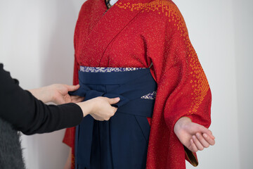 着物（袴）を着付けする人の顔無し