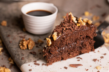 Pedazo de torta de chocolate y taza de café