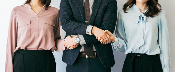 手を繋いで協力する3人のビジネスマン_チームワークのイメージ - obrazy, fototapety, plakaty