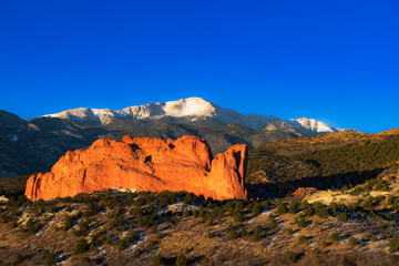 Obraz premium Sunrise at Garden of the Gods with Pikes Peak looming