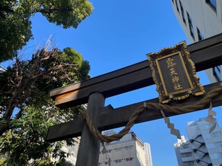 露天神社の鳥居と青い空
