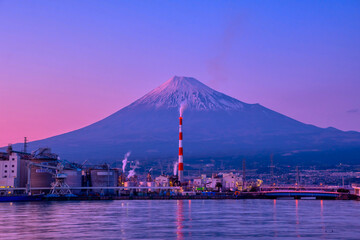 富士山と工場　田子の浦の夜景 - obrazy, fototapety, plakaty