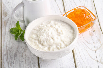 Grain curd with cream and jam