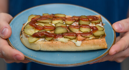 Chrupiąca kanapka na gorąco z domowego piekarnika z serem mozzarella i ogórkiem kiszonym