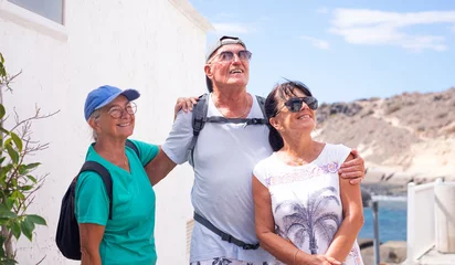 Store enrouleur sans perçage les îles Canaries Cheerful group of caucasian senior friends outdoors looking at seascape. Elderly people walking visiting Europe enjoying healthy lifestyle