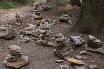 Aufgestapelte Steine auf dem Weg zum großen osser im Bayerischen Wald