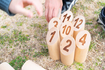 モルックのスキットルを並べる男女