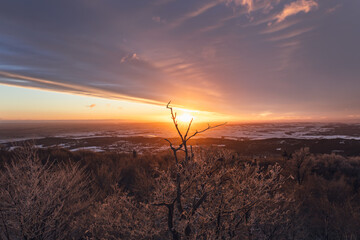 Wschód słońca ze szczytu wieży widokowej na szczycie góry Ślęża, Polska