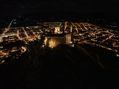 Castillo de Castalla de noche a vista de drone