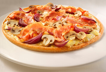 Pizza, Bacon, Pilze, Käse, rote zwiebeln, Italien,