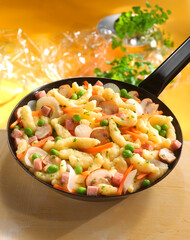 Spätzle Pfanne, Eisenpfanne, Erbsen, Möhren, Nudeln, Pilze,