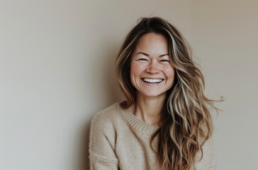 Obraz premium smiling happy woman laughing in studio portrait