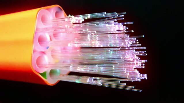 leuchtendes Hochgeschwindigkeits Internet-Glasfaserkabel f&uuml;r den Breitbandausbau, FTTH Ausbau, Breitband-Internet, Highspeed- orange, Daten&uuml;bertragung, GBit/s, Mbit/s, Download, Upload, Streaming
